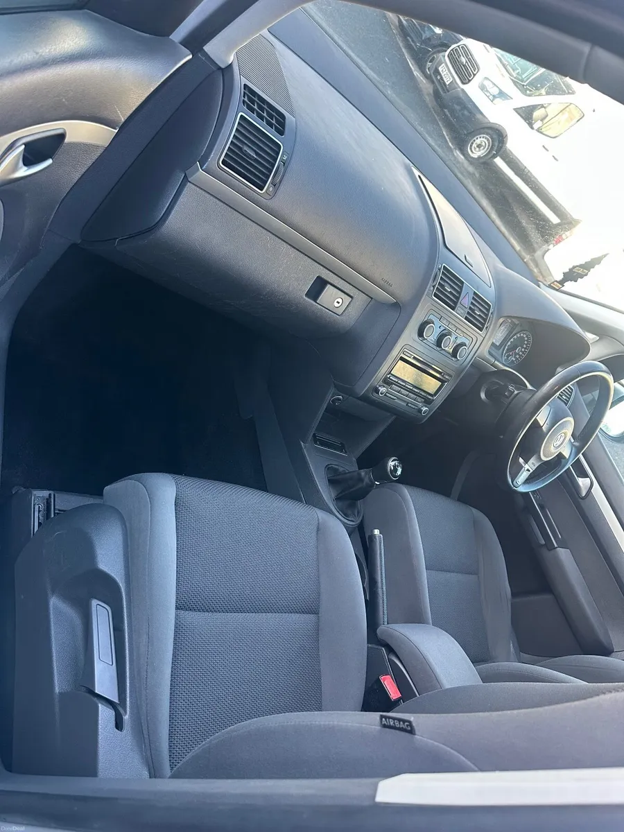 Volkswagen Touran 2014 - Image 2