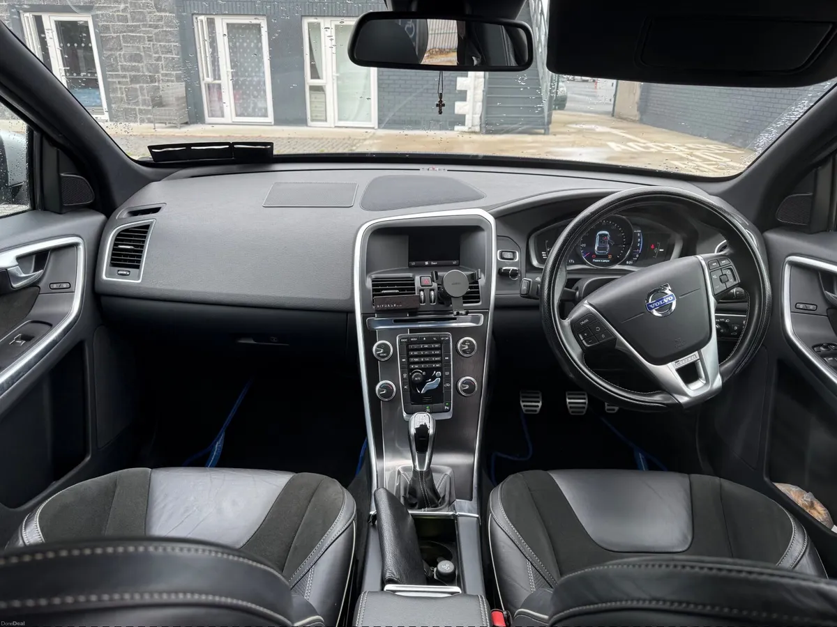 Volvo XC60 2015 (R-Design). Leather. LOW MILEAGE - Image 4