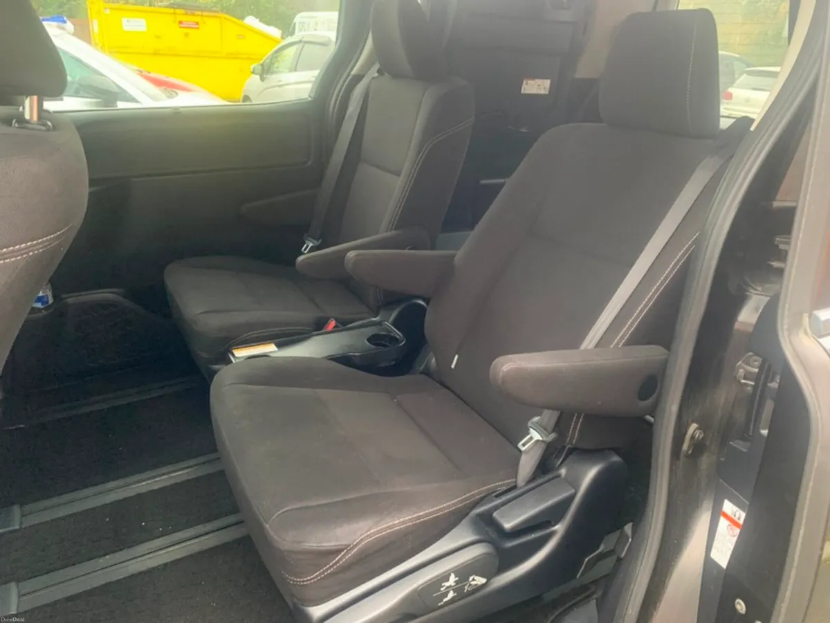 TOYOTA ESQUIRE 2015 1.8 HYBRID 7 SEATER - Image 6