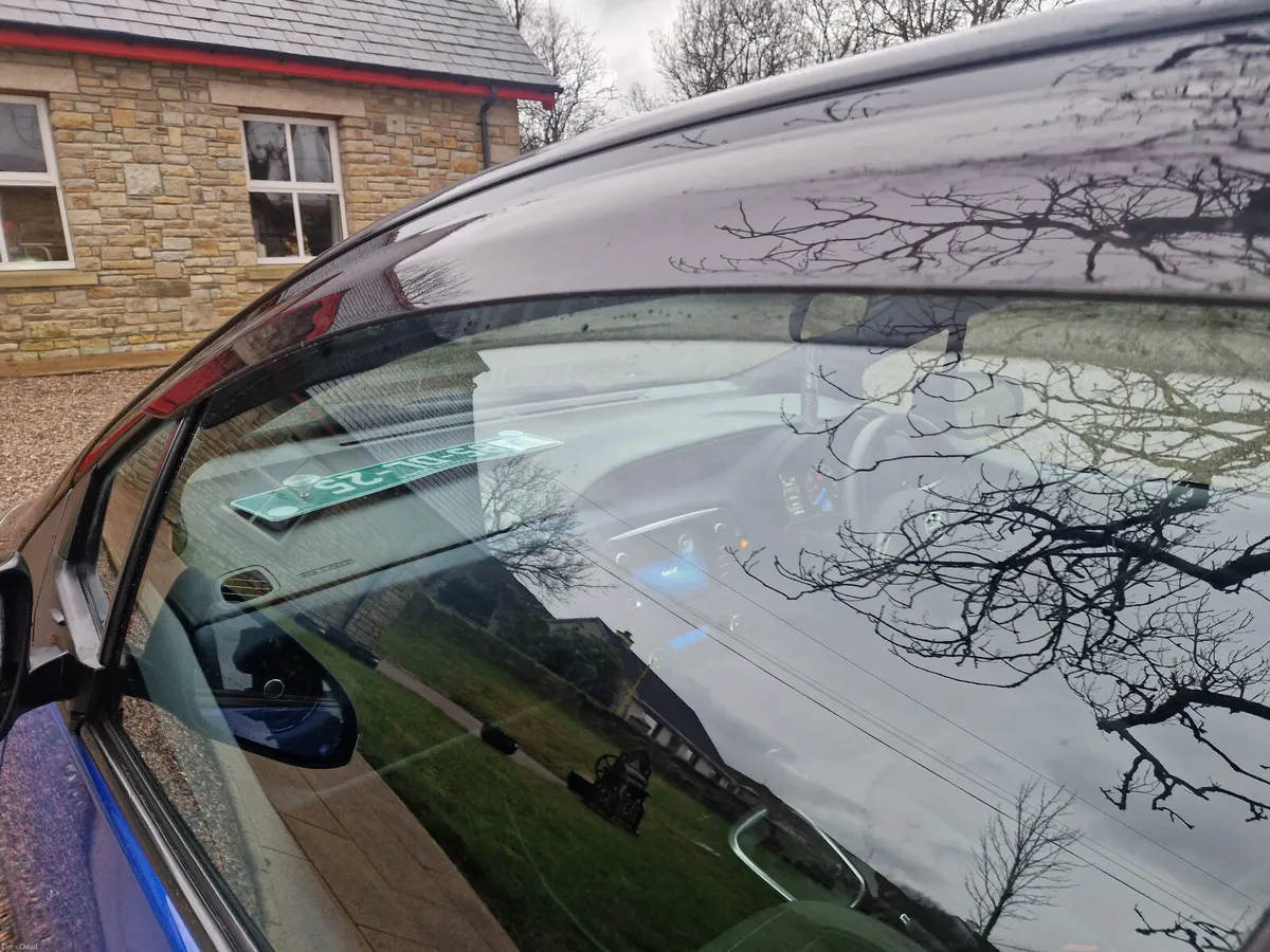 2017 Yaris Hybrid - Image 3