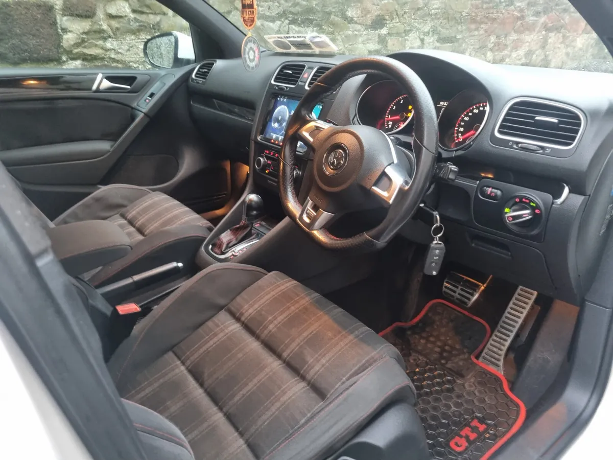 Volkswagen Golf  GTI 2010 - Image 4