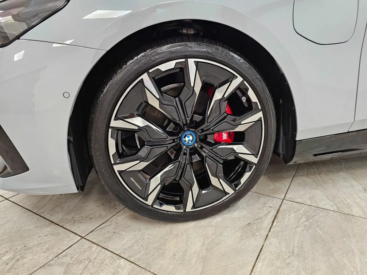 BMW 5-Series 550E ! OVER 114K NEW - Image 3