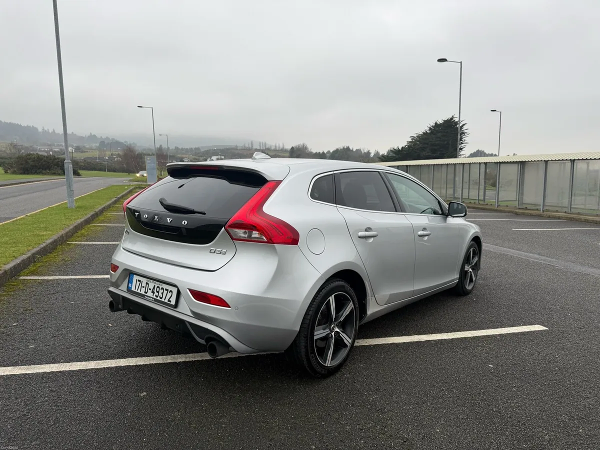 Volvo V40 D3 R-Design (150 BHP) - Image 4