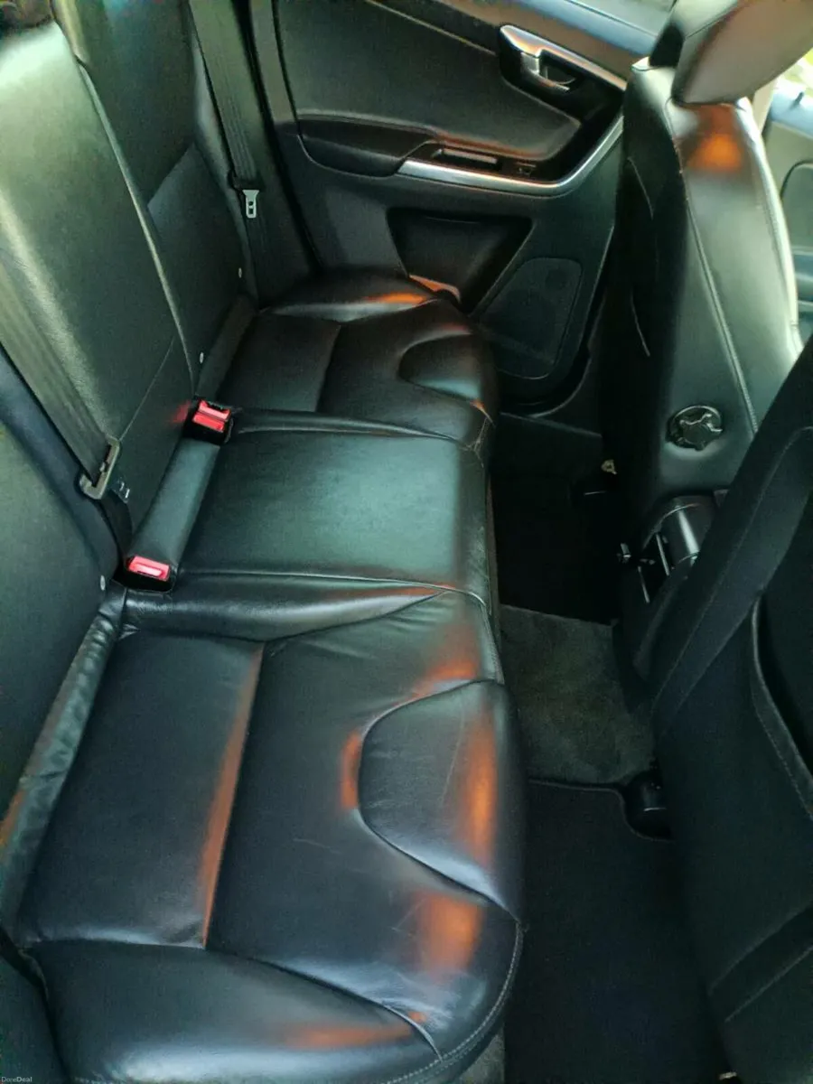 142 Volvo XC60 " Automatic" - Image 4