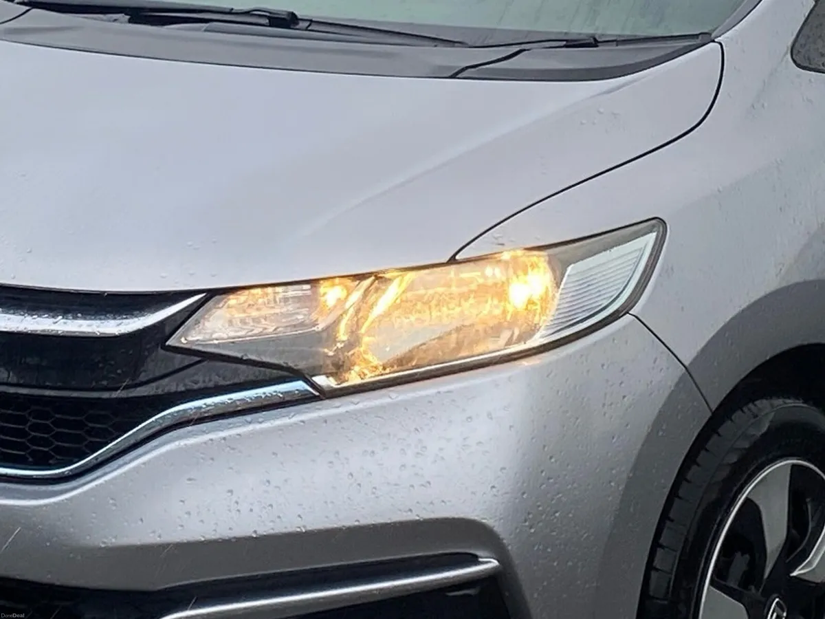 Honda Fit 2018 Hybrid - 98k Km only - Image 5