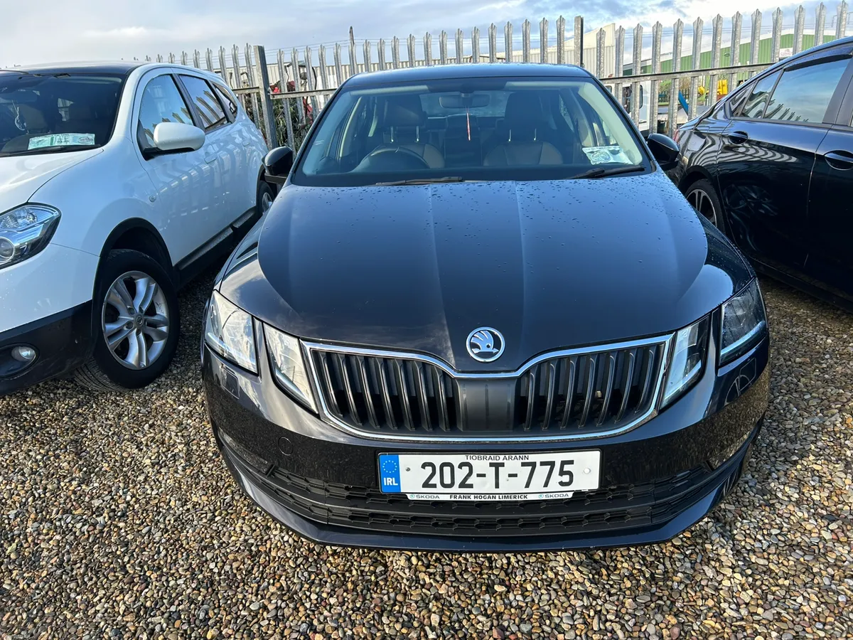 Skoda  Octavia   petrol - Image 2