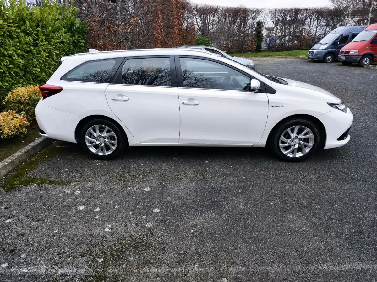 Toyota Auris hybrid - Estate - Image 2