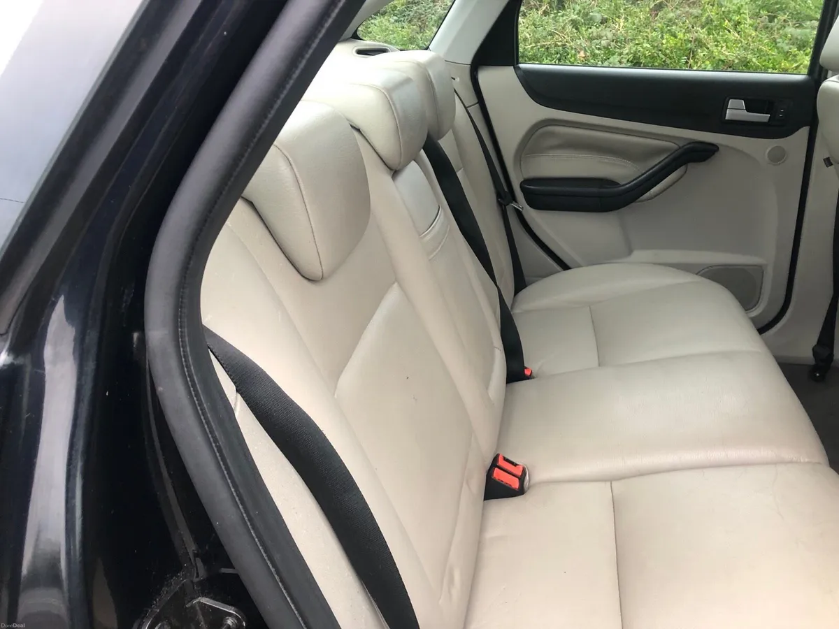 FORD FOCUS GIHA AUTO 130 KMS CAR IS NEW - Image 3