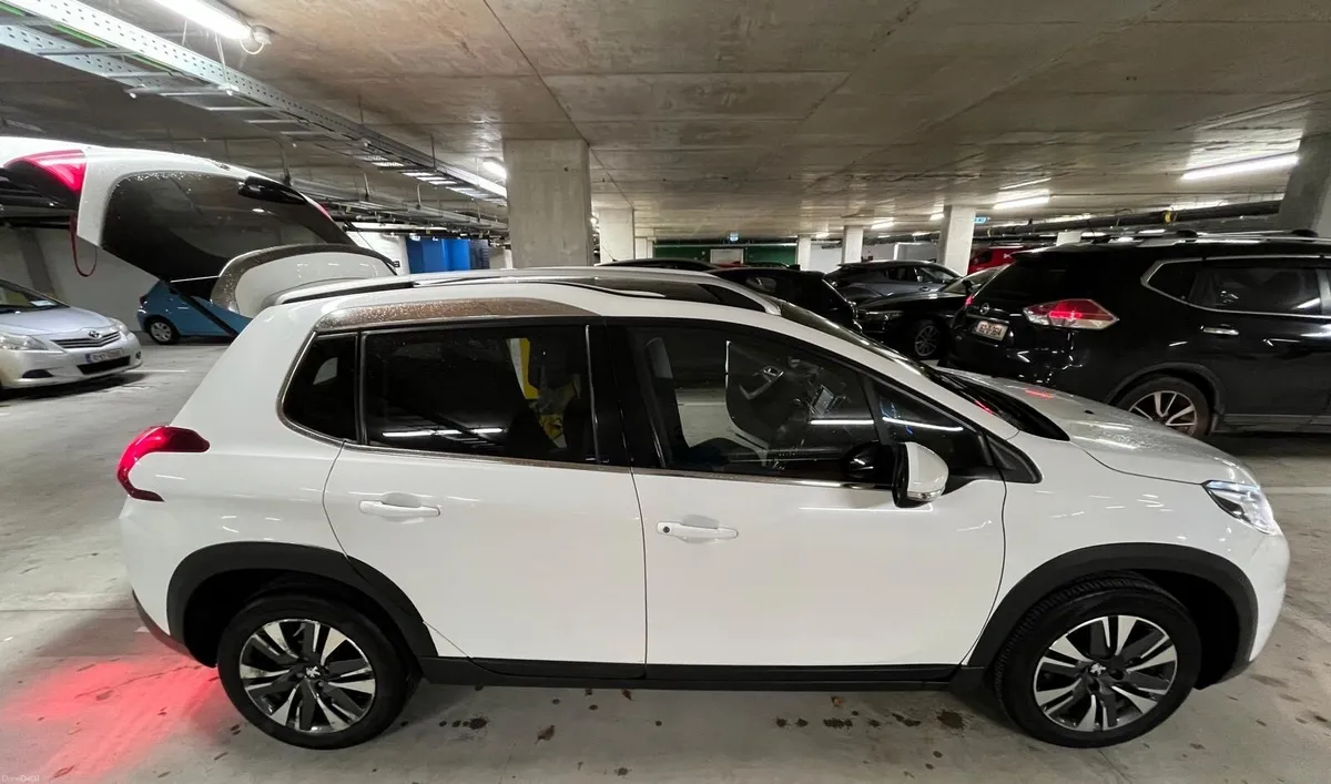 Peugeot 2008 Allure 1.2 AUTO - Image 2