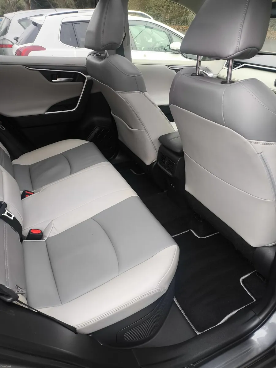 Toyota RAV4 2021 PLATINUM  4x4 - Image 2