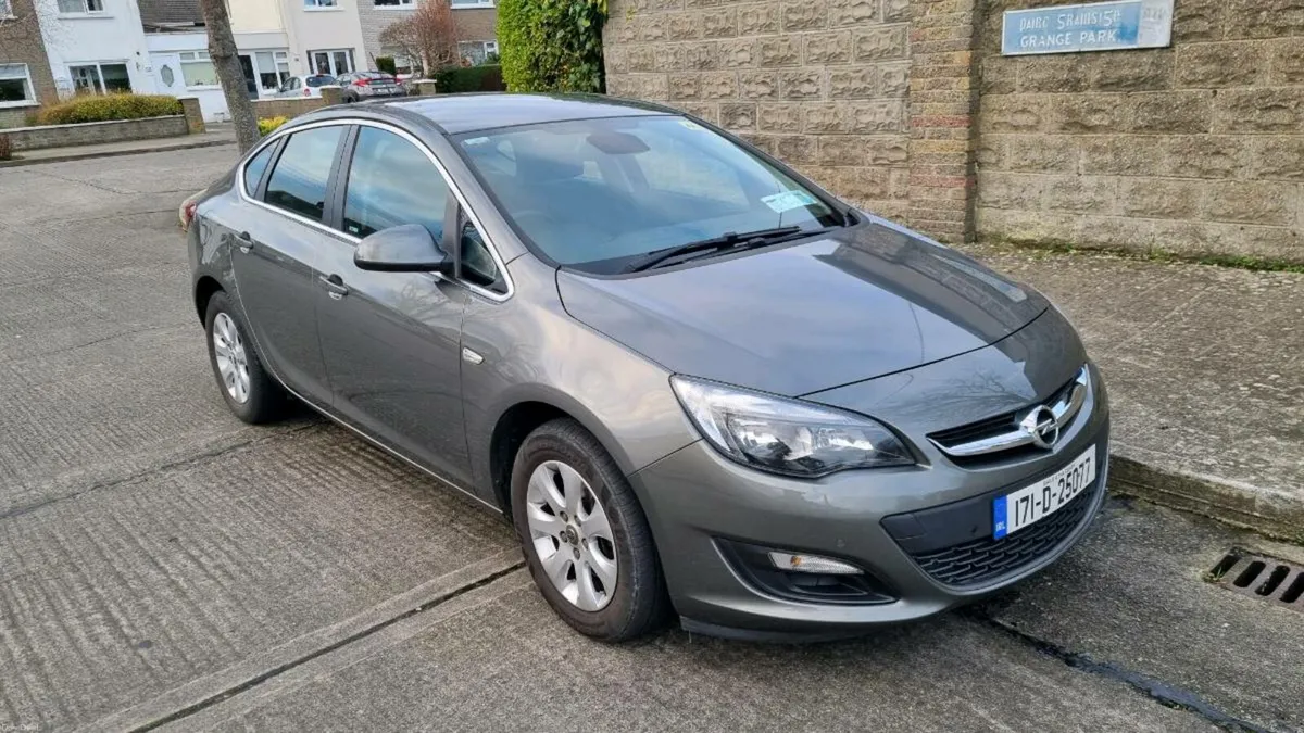 Opel Astra Saloon 1.6 CDTI 136 PS  4 DR - Image 3