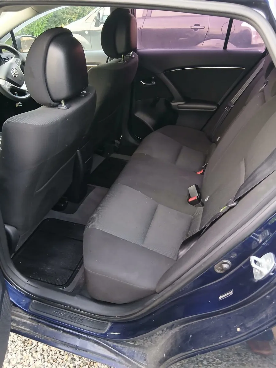 Toyota Avensis estate - Image 2