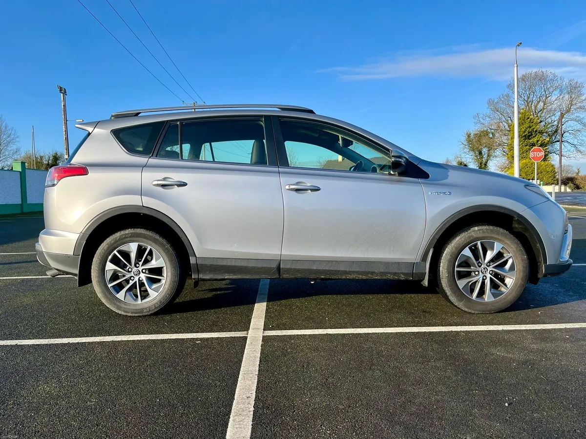 2018 Toyota RAV4 Hybrid LunaSport - Image 3