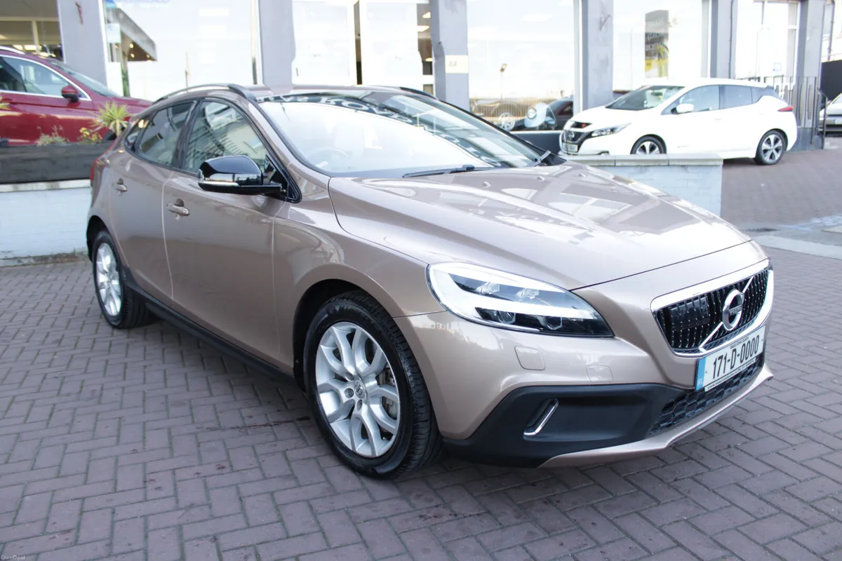 2.0D4 CROSS COUNTRY EDITION 5DR HATCHBACK AUTO // - Image 2