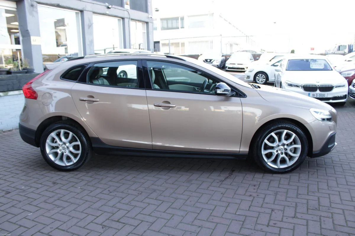 2.0D4 CROSS COUNTRY EDITION 5DR HATCHBACK AUTO // - Image 3
