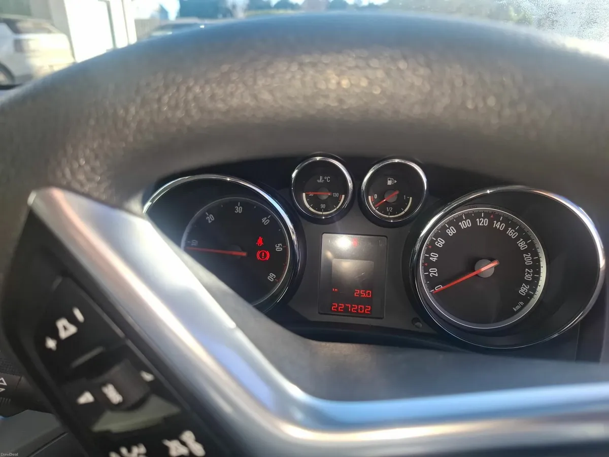 Opel Astra 2014 - Image 2