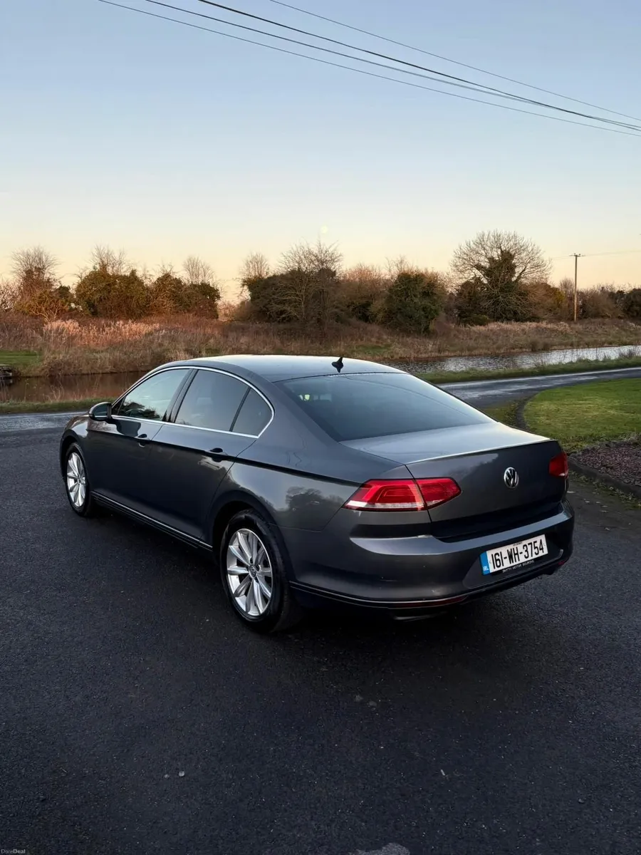 Volkswagen Passat 2016 - Image 2