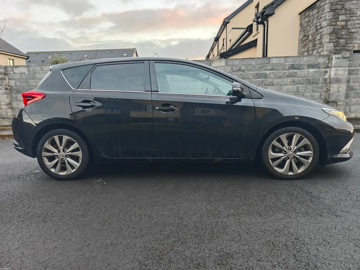 Toyota Auris Hybrid / Top Spec / Warranty 12/2026 - Image 2