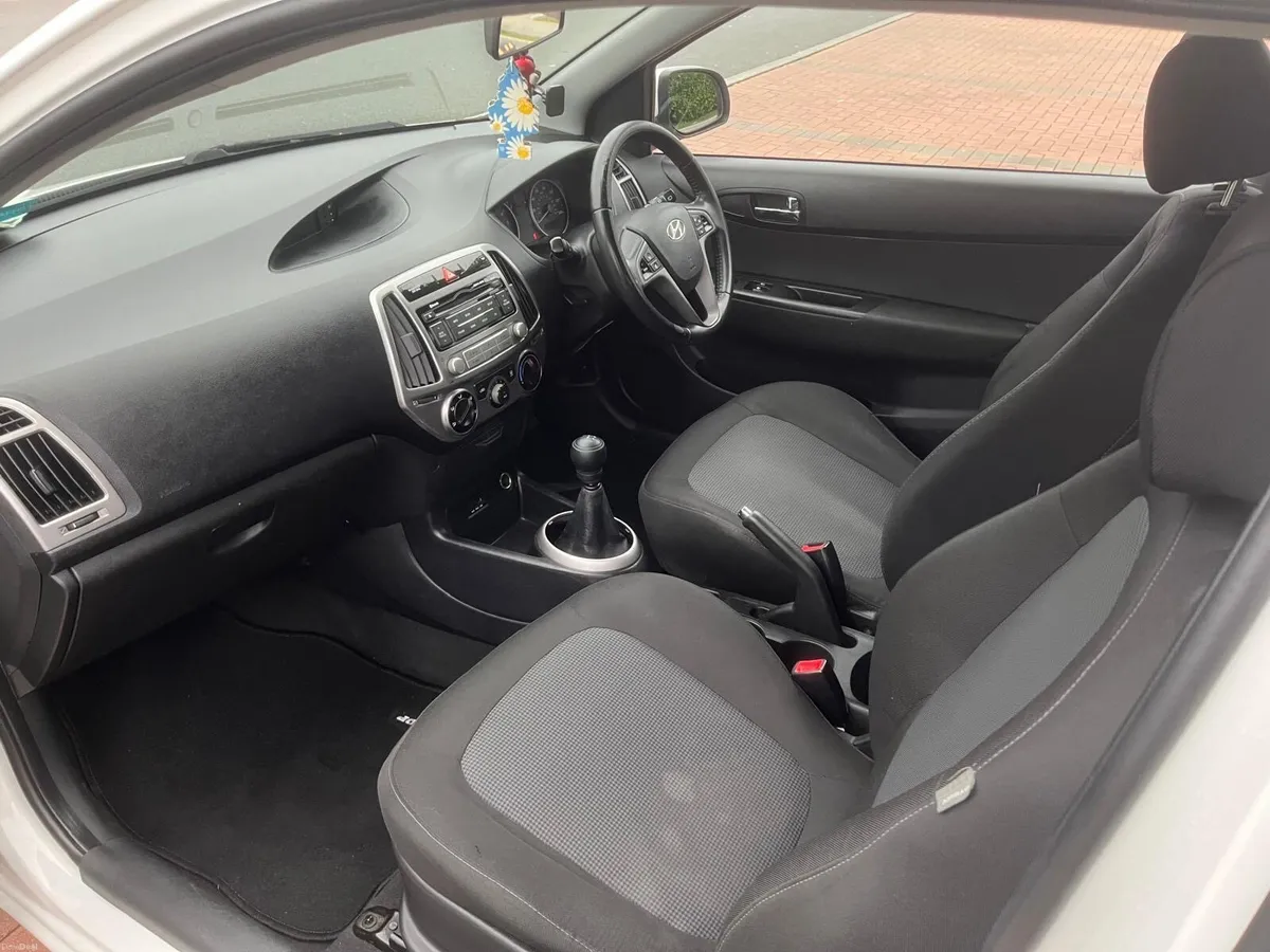 Hyundai i20 2012 - Image 2