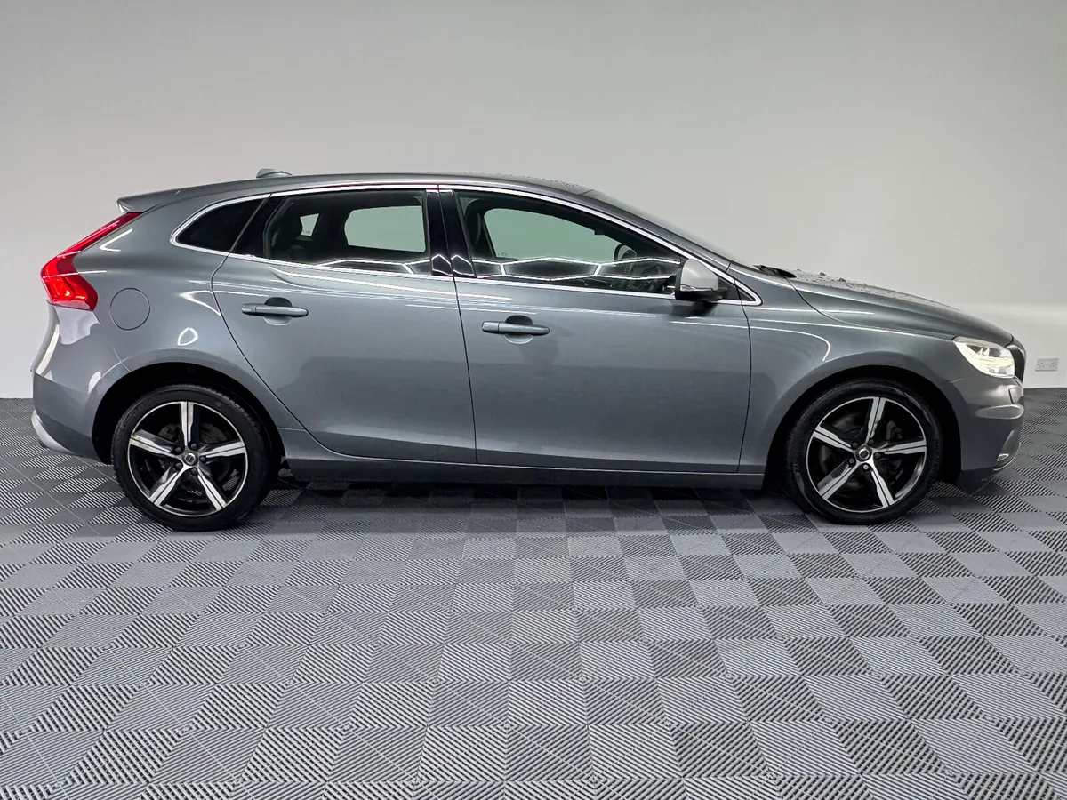 2016 Volvo V40 R Design 2.0 Auto - Image 4