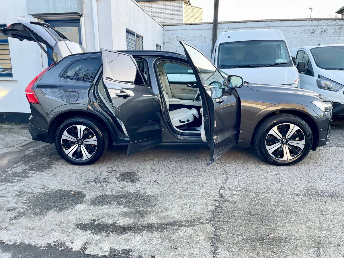Volvo XC60 T6Recharge PHEV PLUS DARK AWD AUTO,2023 - Image 3