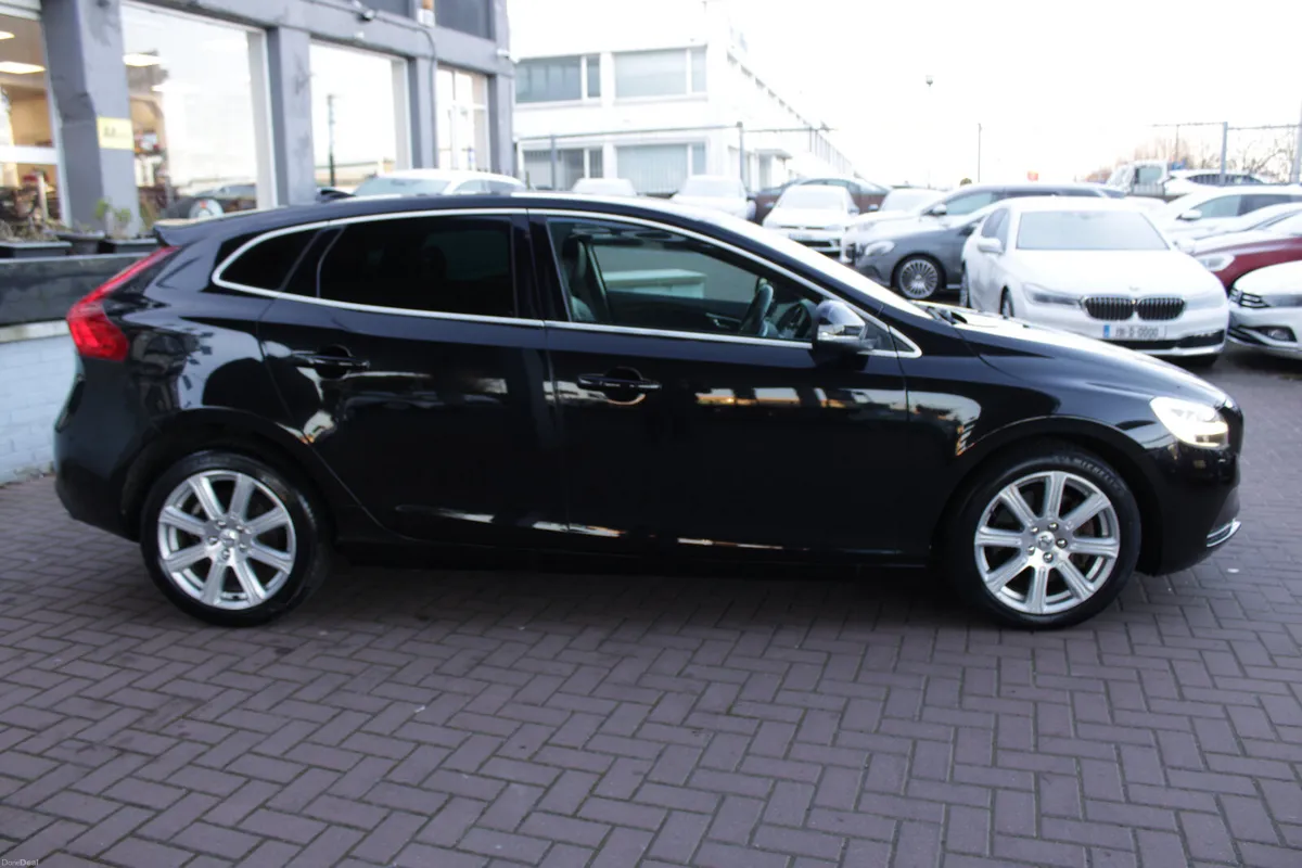 2.0D4 INSCRIPTION EDITION 5DR HATCHBACK AUTO WITH - Image 3