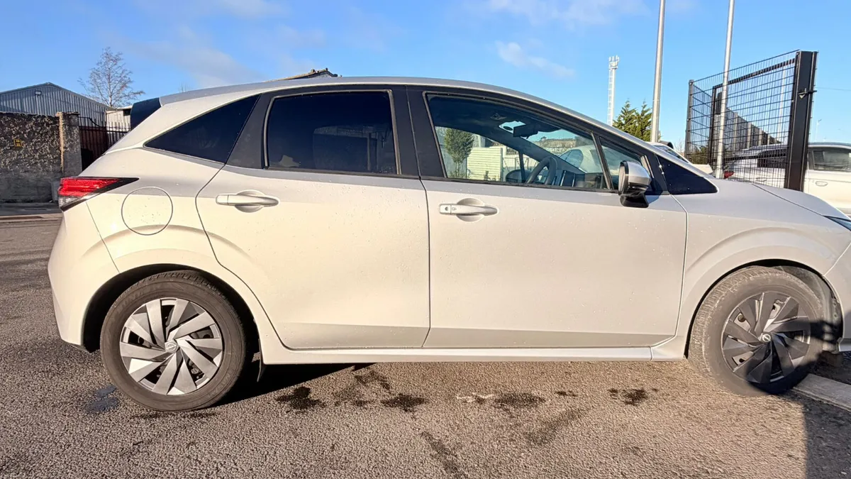 Nissan Note 2022 silver hybrid M - Image 3