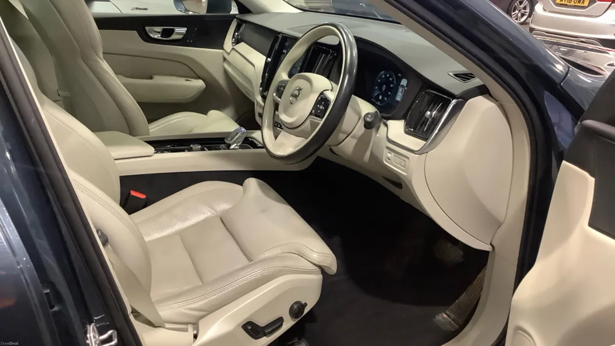 VOLVO XC60 INSCRIPT T6 RCHARGE RECHARGE - Image 2