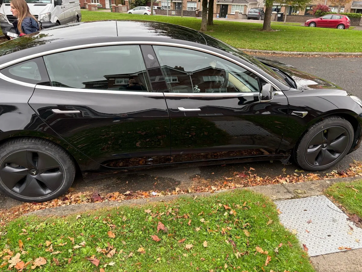 Tesla model 3 - Image 2