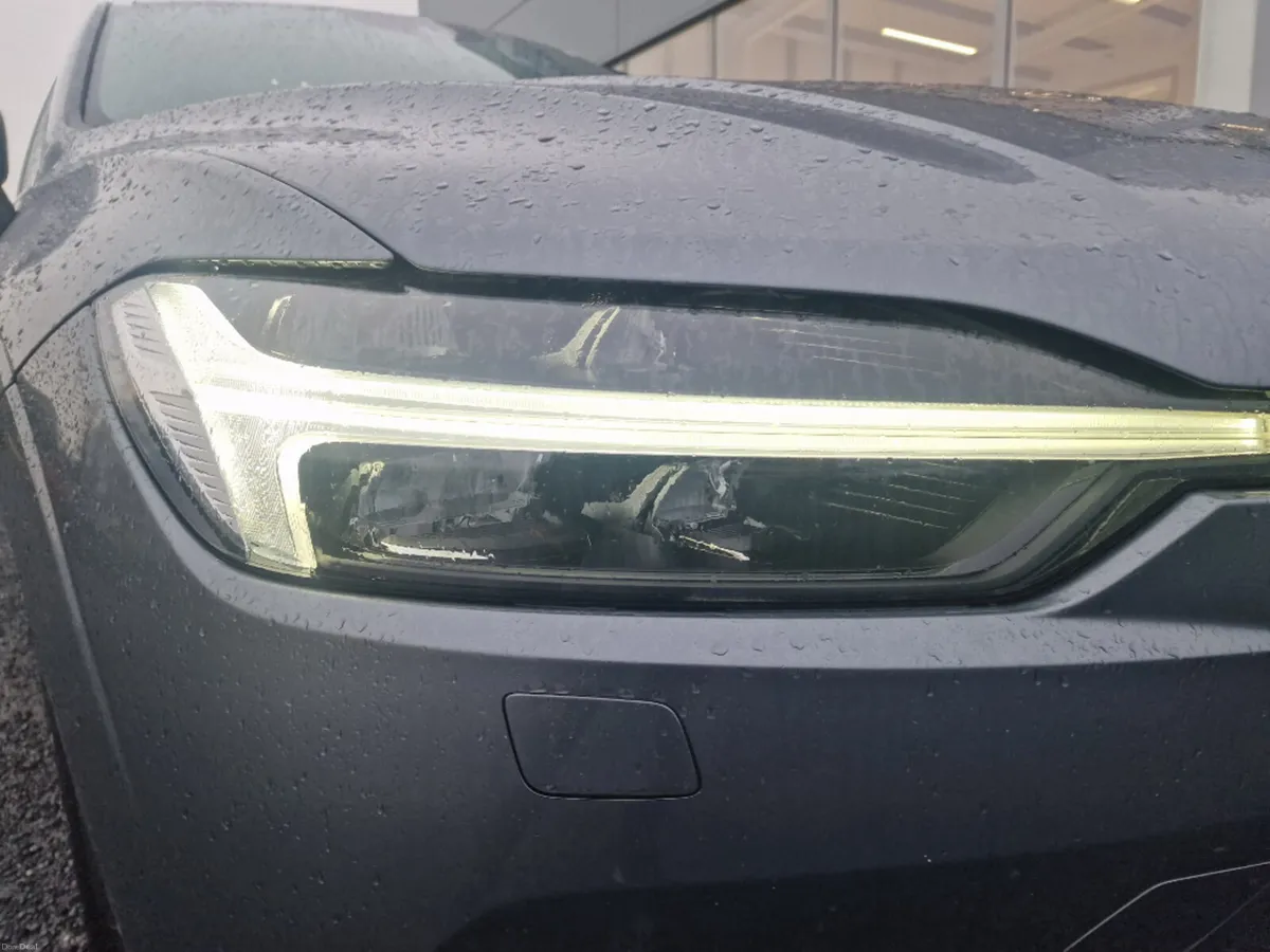 Volvo XC60 B4 Inscritption 5DR Auto - Image 4