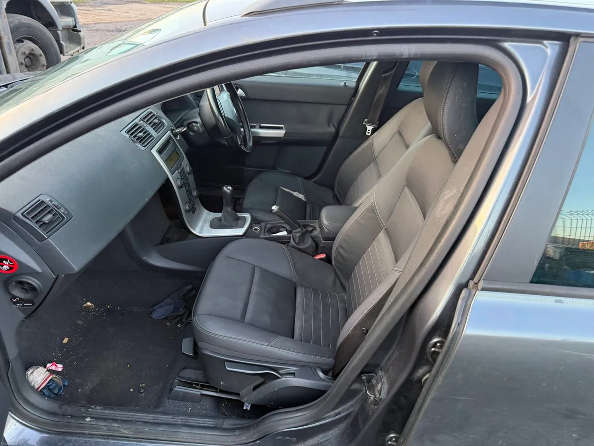 Volvo v50 car - Image 2