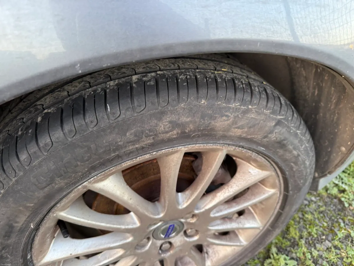 Volvo v50 car - Image 4