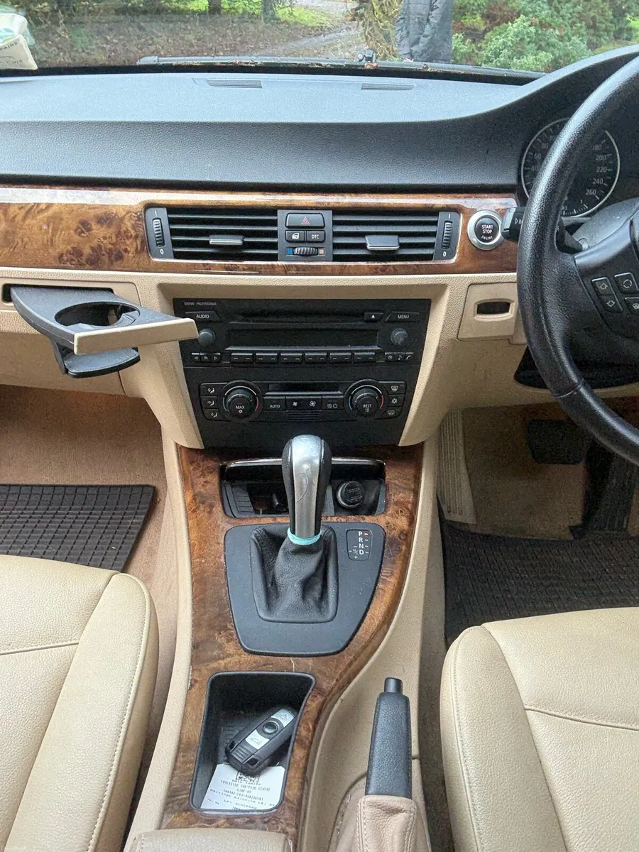 2005 BMW 320i - Image 4