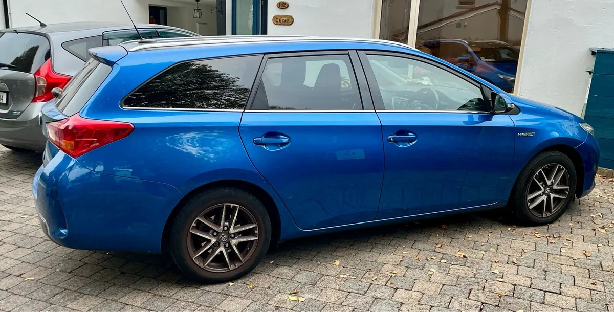Toyota Auris VVTI 2015 hybrid petrol - Image 2