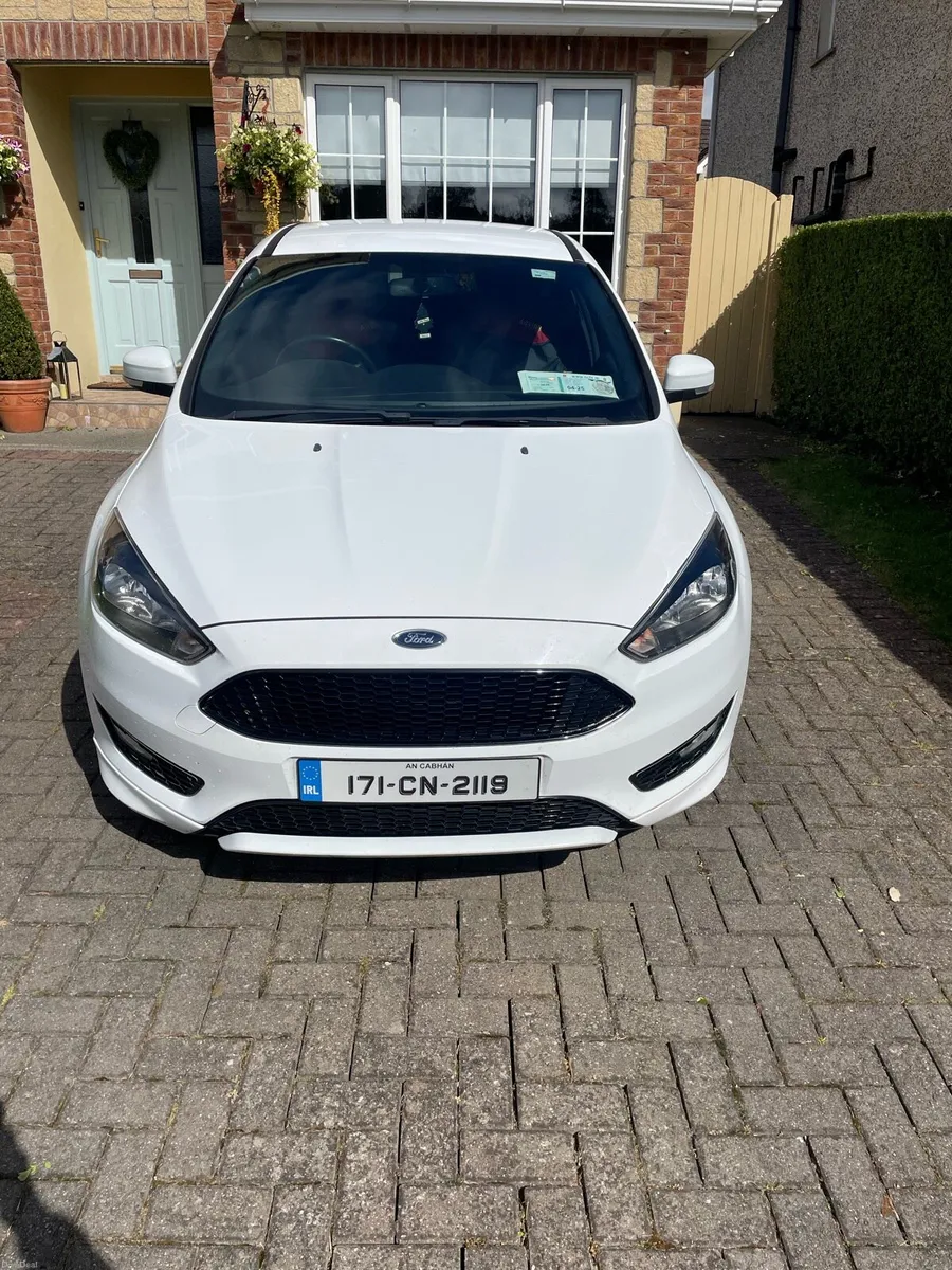 2017 Ford Focus ST Line - Image 4