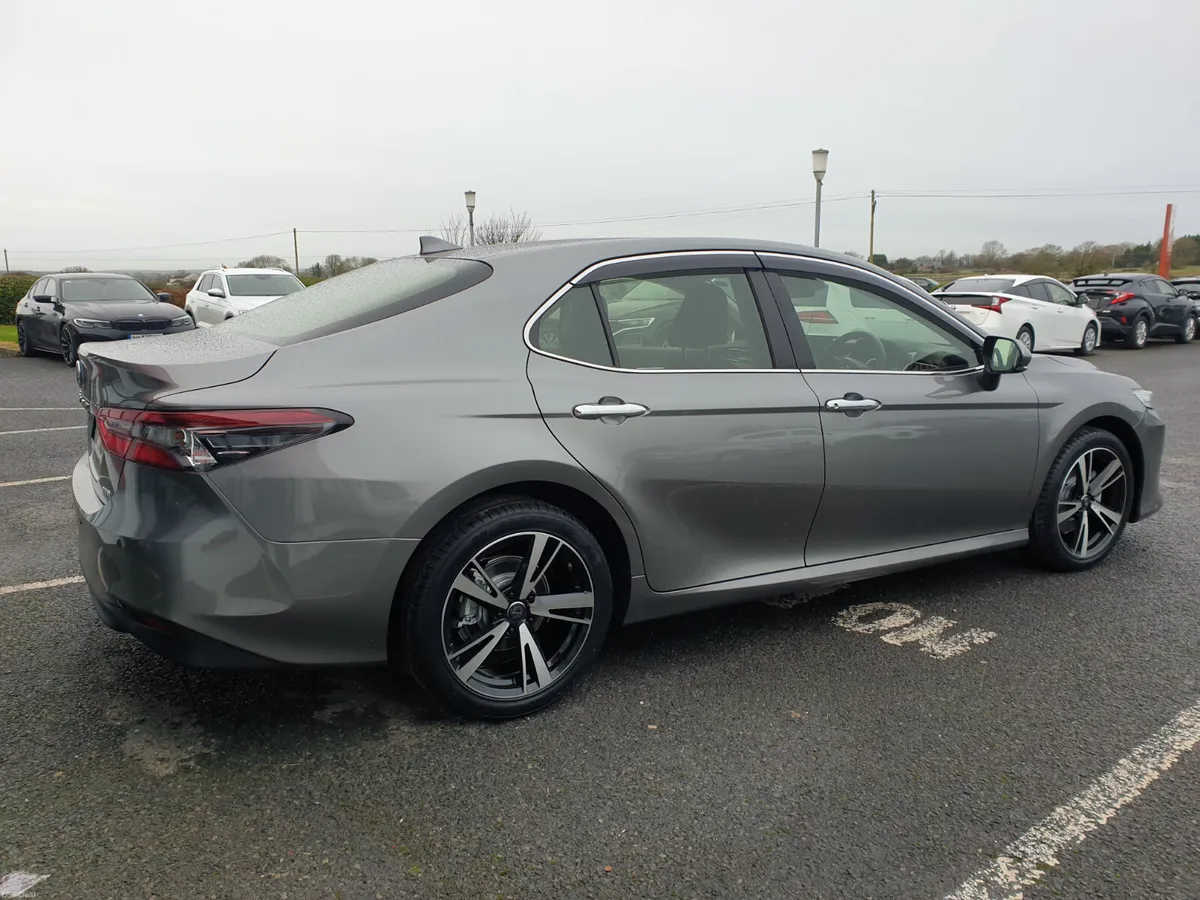 TOYOTA CAMRY 2.5 HYBRID**UPGRADED ALLOYS** - Image 6