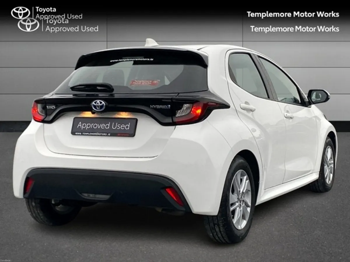 Toyota Yaris YARIS HYBRID LUNA - Image 2