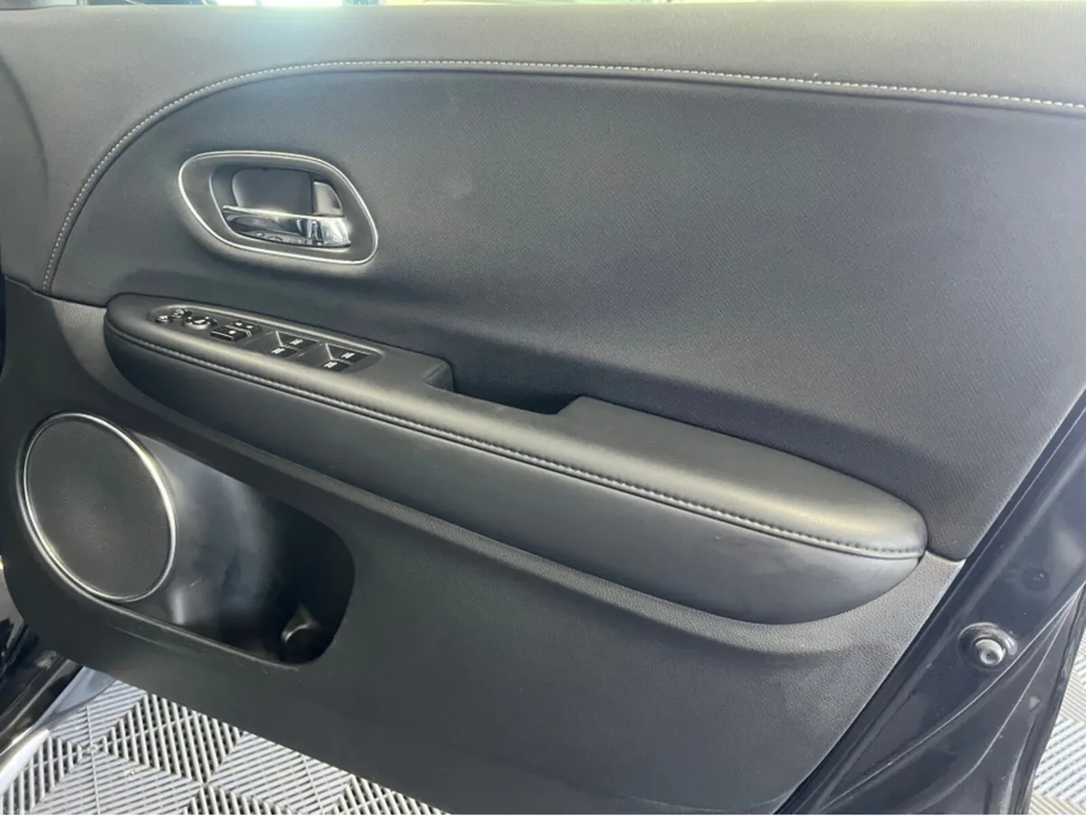 Honda Vezel HONDA VEZEL HYBRID HEATED SEATS*DRIVE - Image 5