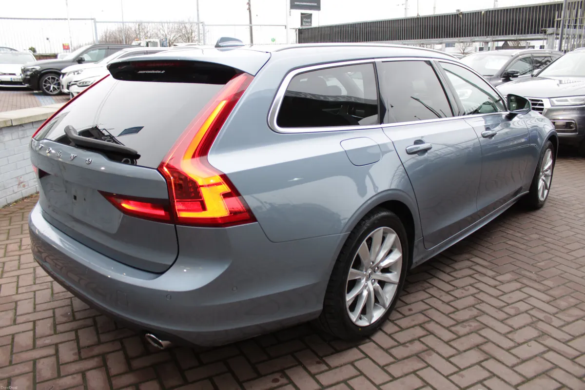 2.0D4 MOMENTUM 5DR ESTATE AUTOMATIC // STUNNING CA - Image 4