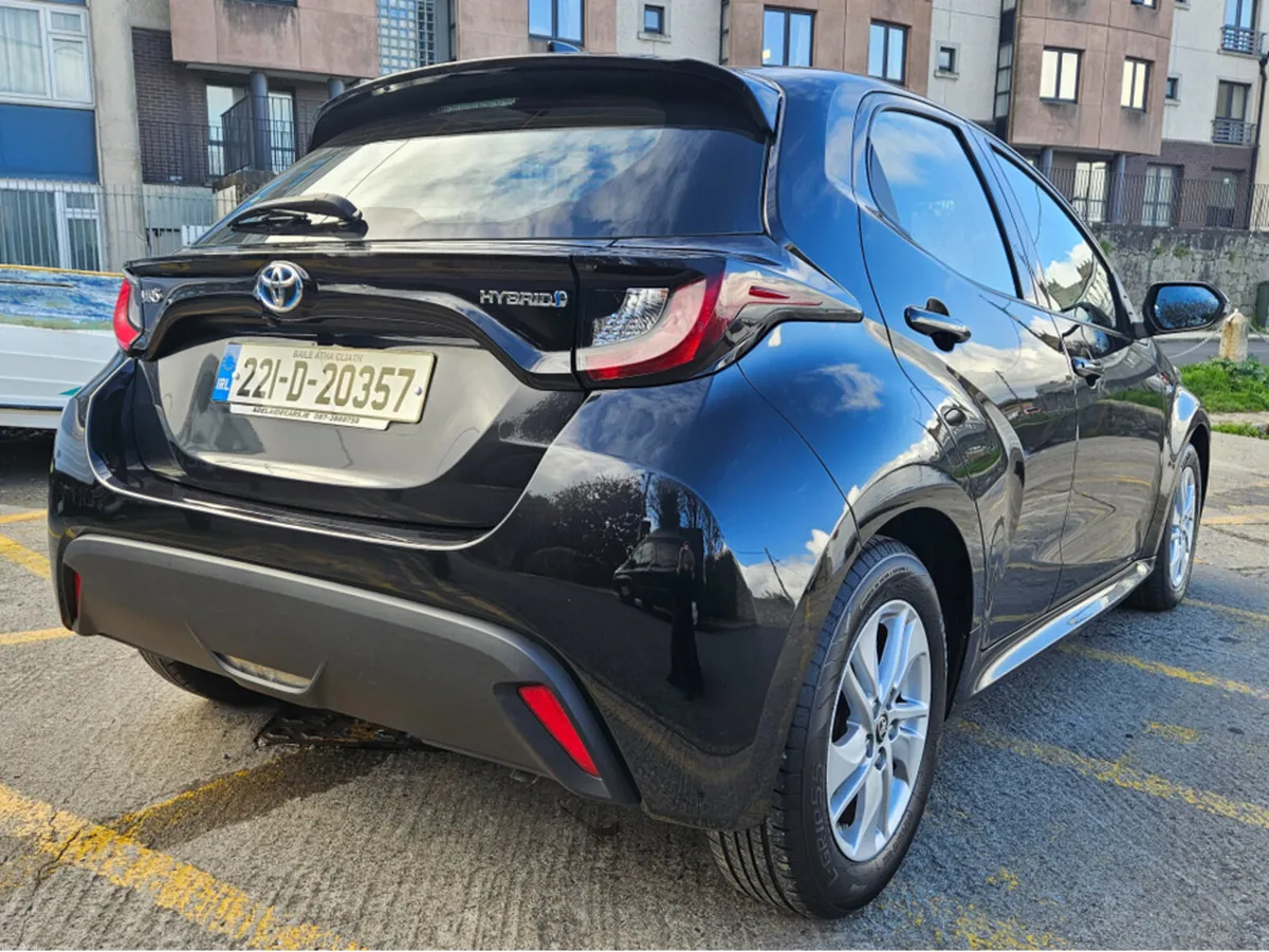 Toyota Yaris HYBRID LUNA AUTO 4DR - Image 4