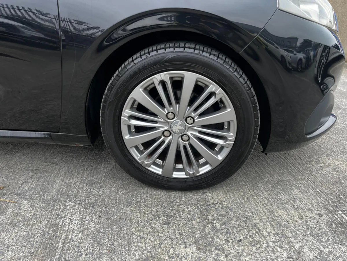 Peugeot 208 Peugeot 208 1.2 petrol auto loaded wit - Image 3