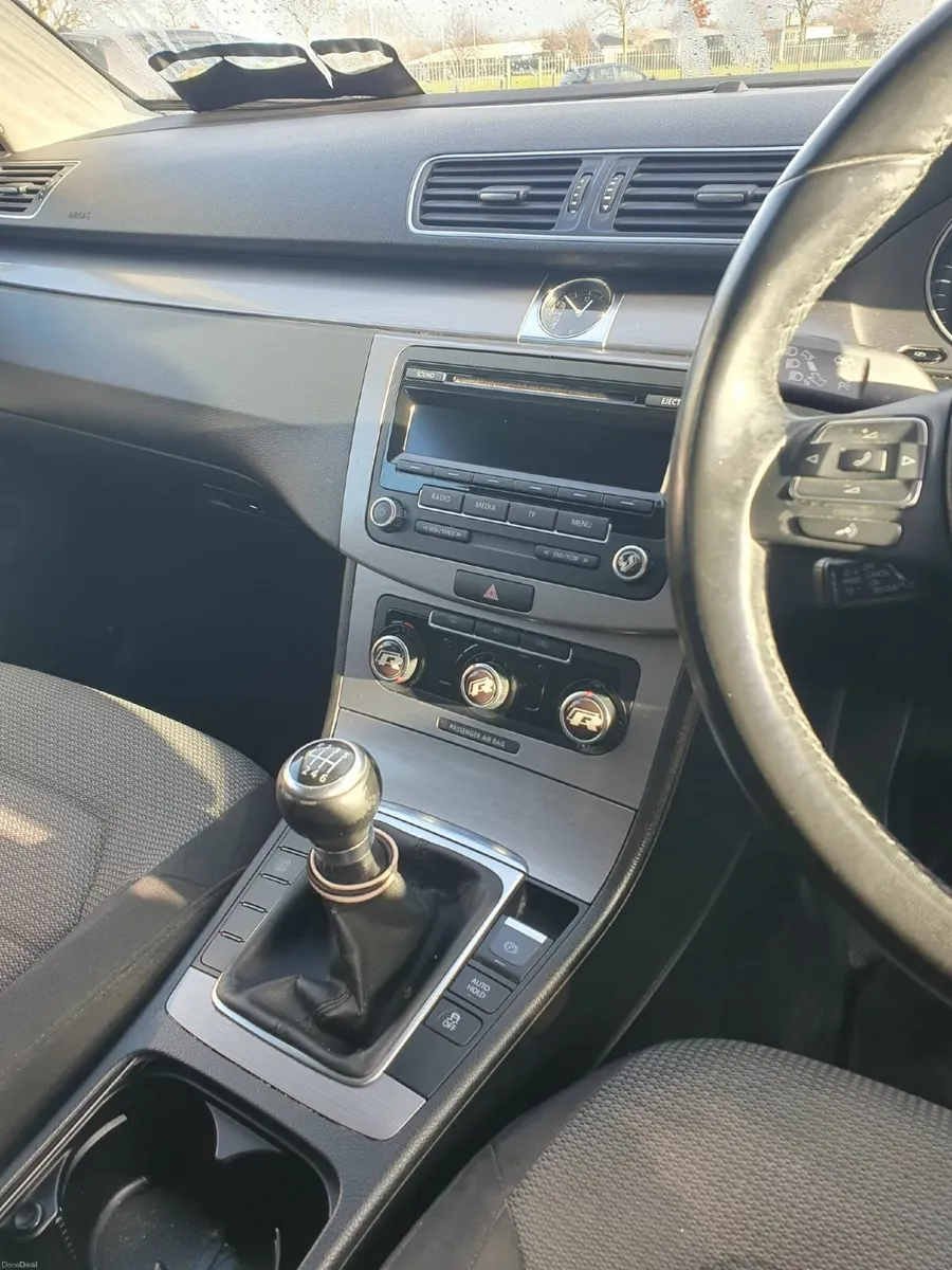 Volkswagen Passat 2011 - Image 4