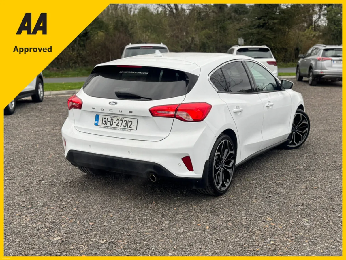 Ford Focus ZETEC 1.5 TDCI 125PS 6SPEED 5DR 4 - Image 3