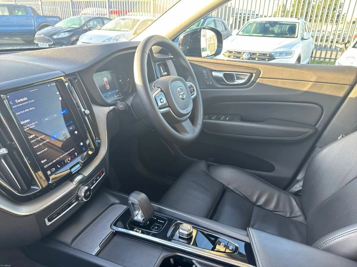 Volvo XC60 DARK T6 PHEV 350hp Plus - Image 3