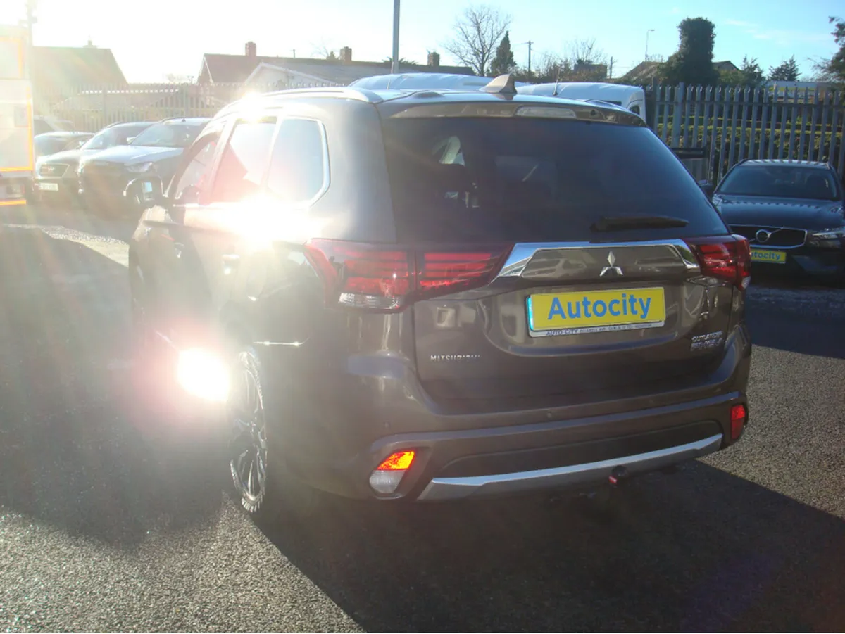 Mitsubishi Outlander GX3H+ PHEV 5DR AUTO Nct 04/26 - Image 3