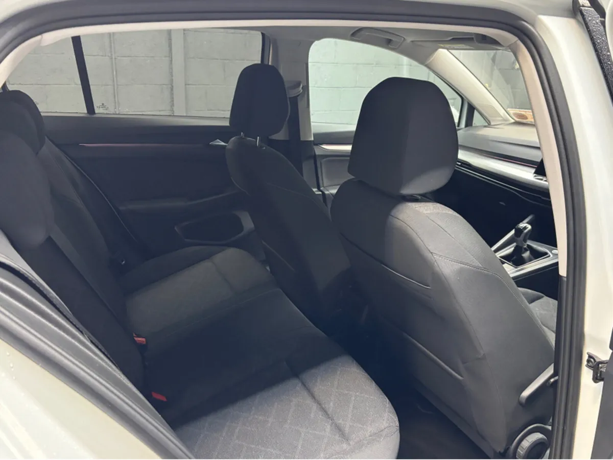 Volkswagen Golf LIFE 2.0 TDI 115HP 5DR - Image 2