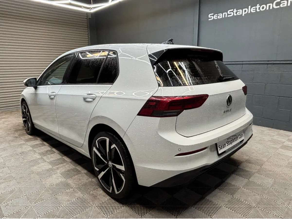 Volkswagen Golf LIFE 2.0 TDI 115HP 5DR - Image 2