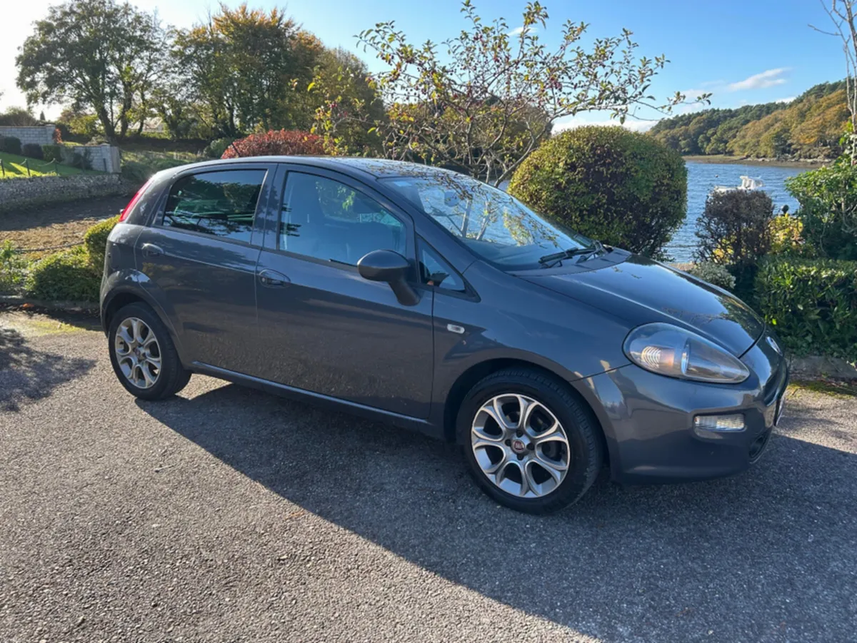 Fiat Punto LOUNGE 1.2 5dr ** LOW KMS ** - Image 2