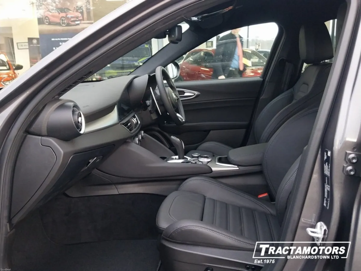 Alfa Romeo Giulia VELOCE 2.0 PETROL 280BHP - Image 4