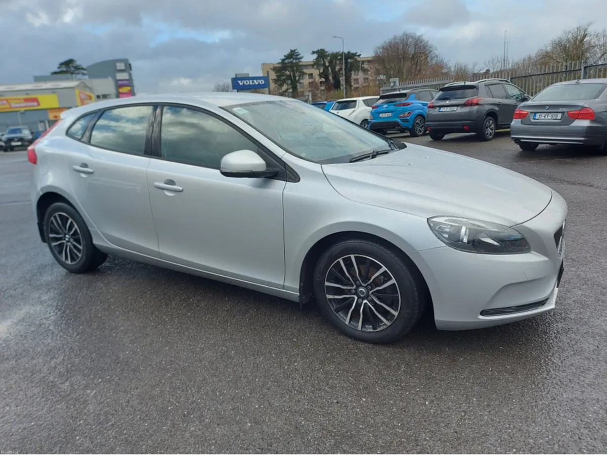 Volvo V40 D2 MOMENTUM ED 5DR - Image 5
